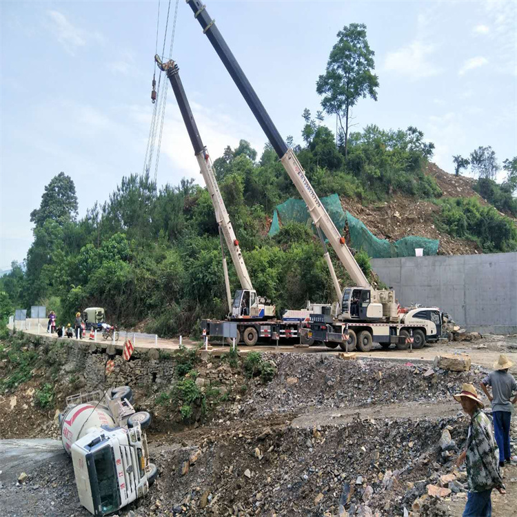 习水汽车掉沟里叫吊车救援要多少钱